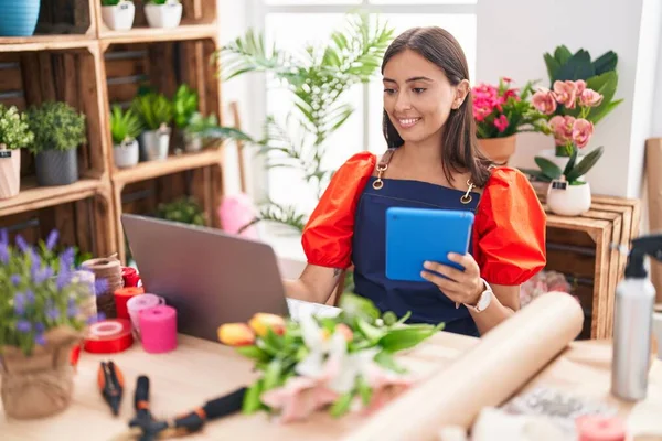 Joven Florista Hispana Hermosa Mujer Usando Portátil Touchpad Floristería — Foto de Stock