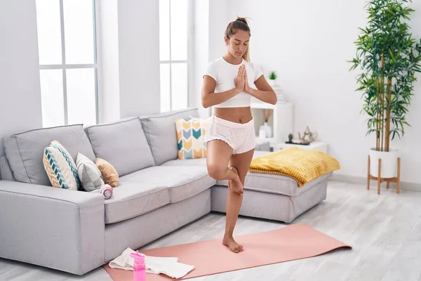 Junge Schöne Hispanische Frau Macht Yoga Übungen Hause — Stockfoto