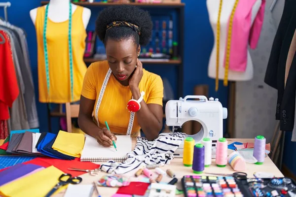 Africano Mulher Alfaiate Escrevendo Notebook Estúdio Costura — Fotografia de Stock