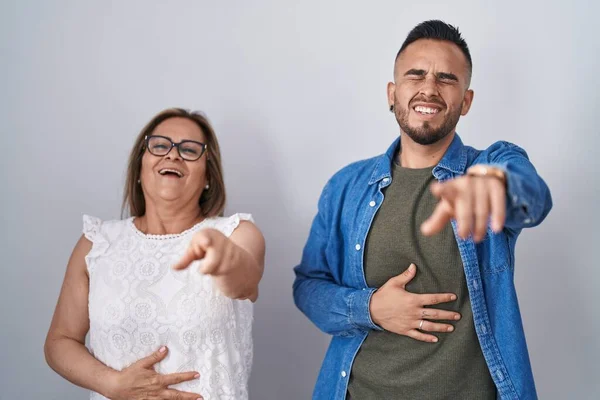 Hispanic Mor Och Son Står Tillsammans Skrattar Dig Pekar Finger — Stockfoto