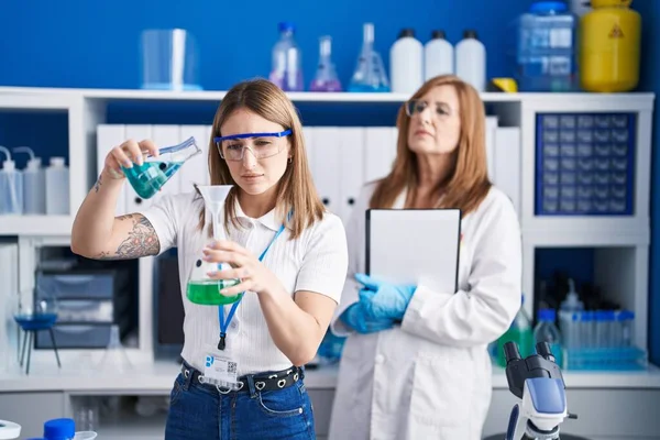 Cientistas Mãe Filha Medindo Líquido Laboratório — Fotografia de Stock