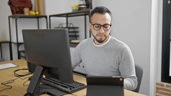 Ισπανόφωνος Επιχειρηματίας Που Χρησιμοποιεί Υπολογιστή Και Tablet Στο Γραφείο — Φωτογραφία Αρχείου