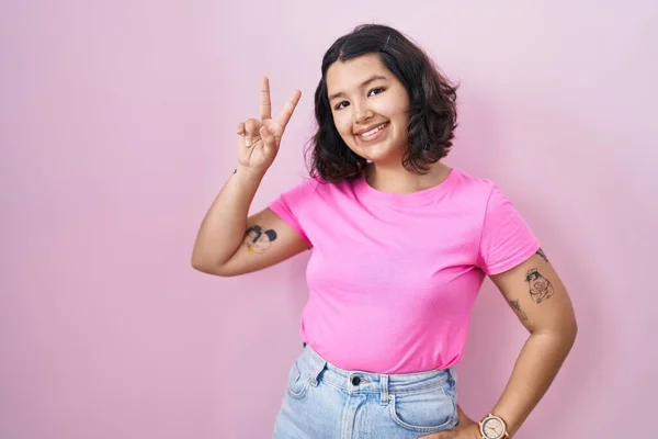 Young Hispanic Woman Standing Pink Background Smiling Looking Camera Showing — 图库照片