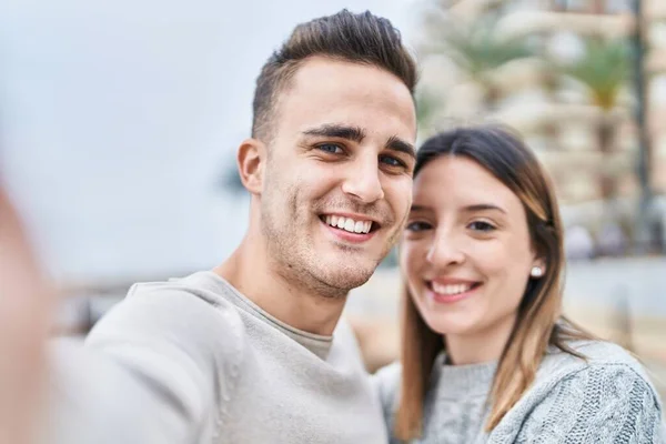 Hombre Mujer Pareja Abrazándose Mutuamente Hacer Selfie Por Cámara Playa —  Fotos de Stock