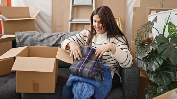 Young Beautiful Hispanic Woman Unpacking Cardboard Box New Home — Stok fotoğraf