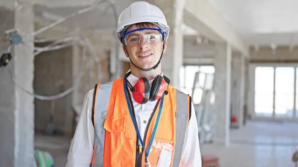 Junger Kaukasier Lächelt Selbstbewusst Auf Baustelle — Stockfoto