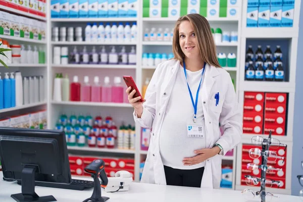 Young Pregnant Woman Pharmacist Using Smartphone Working Pharmacy — Stock Photo, Image