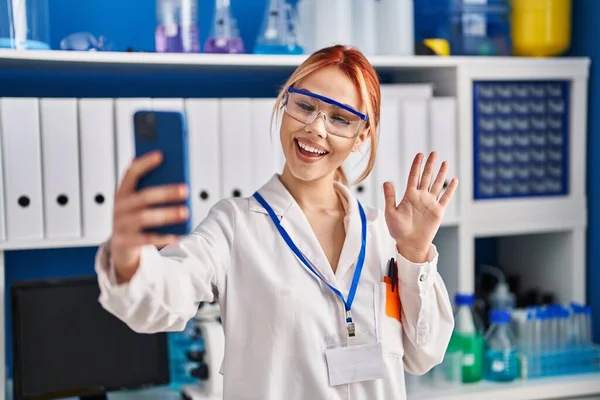 Mulher Caucasiana Jovem Trabalhando Laboratório Cientista Fazendo Videochamada Com Smartphone — Fotografia de Stock
