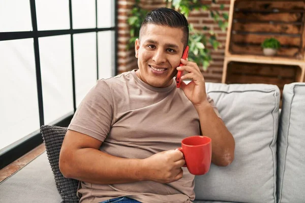 Jovem Latino Falando Smartphone Bebendo Café Casa — Fotografia de Stock