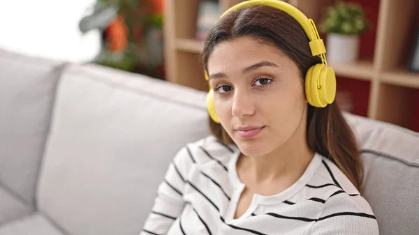 Joven Mujer Hispana Hermosa Escuchando Música Sentada Sofá Casa —  Fotos de Stock