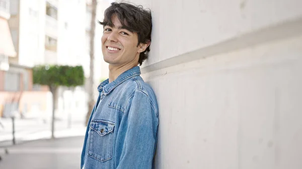 Mladý Hispánec Usmívá Sebevědomě Stojí Univerzitě — Stock fotografie