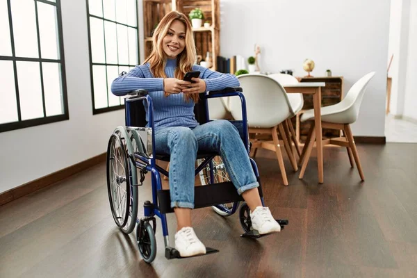 Νεαρή Καυκάσια Γυναίκα Που Χρησιμοποιεί Smartphone Κάθεται Αναπηρική Καρέκλα Στο — Φωτογραφία Αρχείου