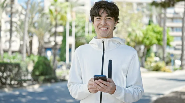 Joven Hombre Hispano Usando Smartphone Sonriendo Parque —  Fotos de Stock