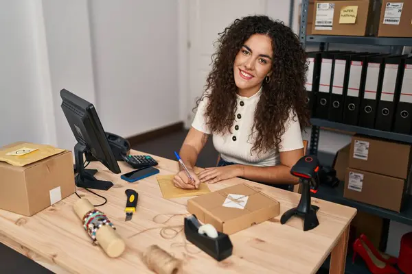 Joven Mujer Hispana Hermosa Comercio Electrónico Trabajador Negocios Escribiendo Paquete — Foto de Stock