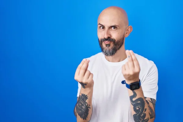 Hombre Hispano Con Tatuajes Pie Sobre Fondo Azul Haciendo Gesto —  Fotos de Stock