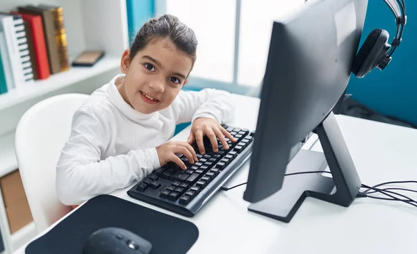 Adorable Estudiante Hispana Usando Computadora Sentada Mesa Aula — Foto de Stock