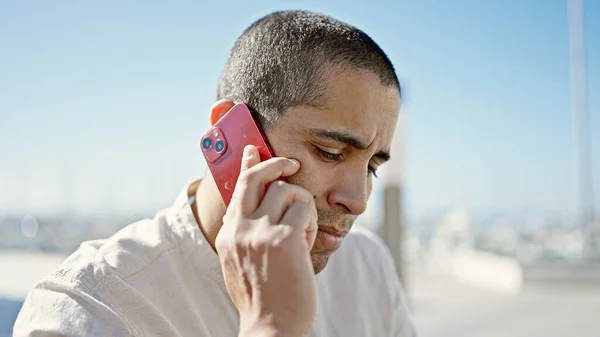Mladý Hispánec Mluví Telefonu Vypadá Vážně Ulici — Stock fotografie