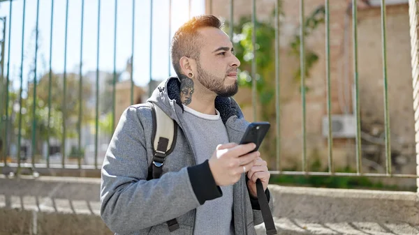 Hombre Hispano Usando Smartphone Calle —  Fotos de Stock