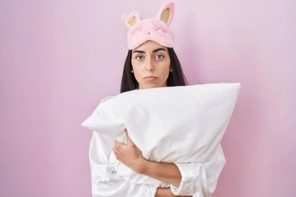 Joven Morena Con Máscara Para Dormir Pijama Abrazando Almohada Deprimida —  Fotos de Stock