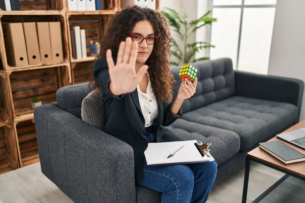 Jeune Femme Hispanique Jouant Jeu Intelligence Cube Puzzle Coloré Avec — Photo