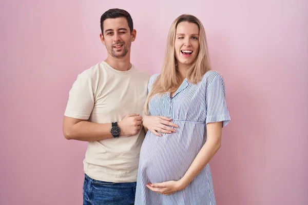 Junges Paar Erwartet Ein Baby Das Vor Rosa Hintergrund Steht — Stockfoto