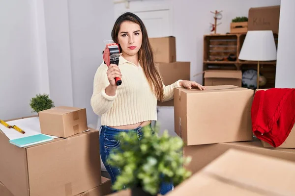 Jovem Mulher Hispânica Movendo Para Uma Nova Casa Caixas Embalagem — Fotografia de Stock