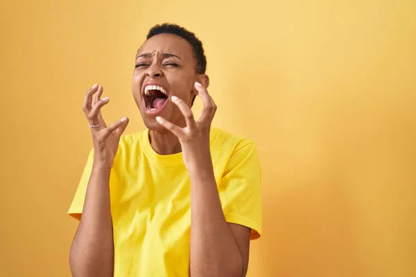 Африканская Американка Кричит Изолированном Желтом Фоне — стоковое фото