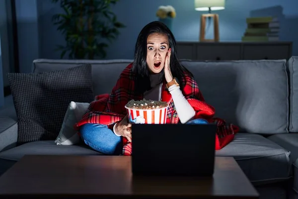 Spaanse Vrouw Eet Popcorn Kijken Naar Een Film Bank Bang — Stockfoto