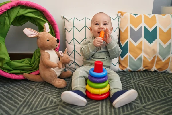 Αξιολάτρευτο Καυκάσιο Μωρό Που Κάθεται Στο Πάτωμα Πίνοντας Στεφάνες Στο — Φωτογραφία Αρχείου