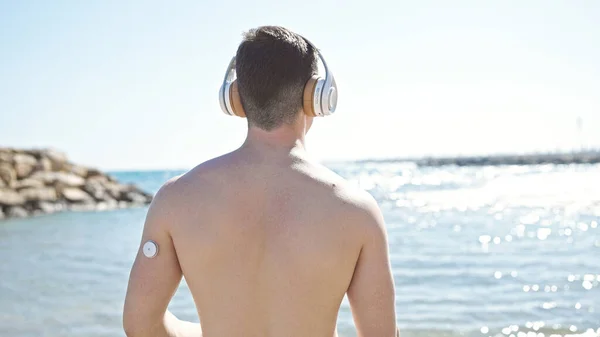 Νεαρός Ισπανός Τουρίστας Ακούγοντας Μουσική Στέκεται Ανάποδα Στην Παραλία — Φωτογραφία Αρχείου