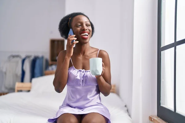 Afrika Kökenli Amerikalı Kadın Akıllı Telefondan Konuşuyor Yatak Odasında Kahve — Stok fotoğraf