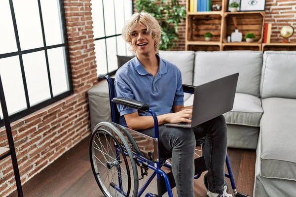 Jovem Loiro Usando Laptop Sentado Cadeira Rodas Casa — Fotografia de Stock