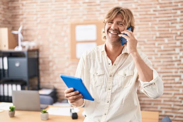 Genç Adamı Dokunmatik Ped Kullanıyor Ofiste Akıllı Telefondan Konuşuyor — Stok fotoğraf