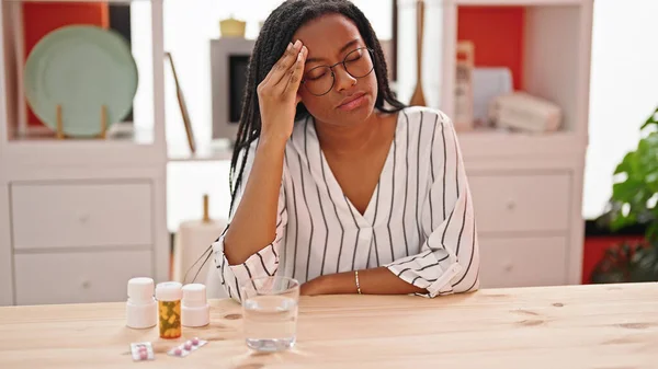 Afrikanerin Sitzt Krank Mit Tabletten Auf Tisch Esszimmer — Stockfoto