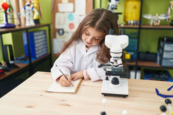 Adorable Estudiante Hispana Usando Notas Escritura Microscopio Aula Laboratorio —  Fotos de Stock