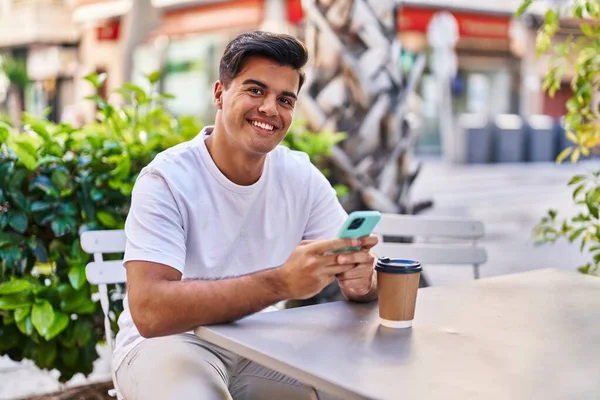 Jovem Hispânico Usando Smartphone Beber Café Terraço Cafetaria — Fotografia de Stock