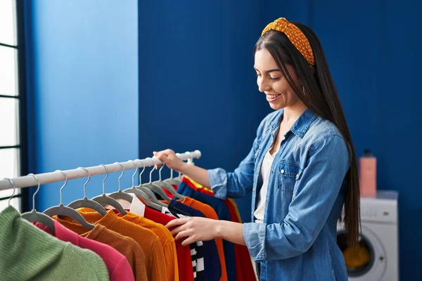 Young Beautiful Hispanic Woman Holding Clothes Rack Laundry Room — Foto Stock
