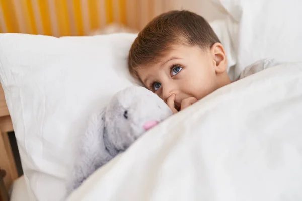 Liebenswert Kaukasisch Junge Liegend Auf Bett Mit Puppe Schlafzimmer — Stockfoto