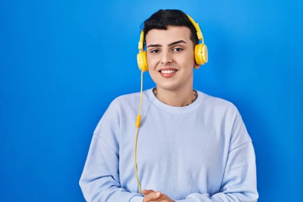Δυαδικό Πρόσωπο Που Ακούει Μουσική Χρησιμοποιώντας Ακουστικά Χέρια Μαζί Και — Φωτογραφία Αρχείου
