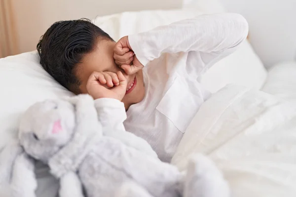 Sevimli Spanyol Çocuk Uyandı Yatak Odasında Gözlerini Ovuşturuyor — Stok fotoğraf
