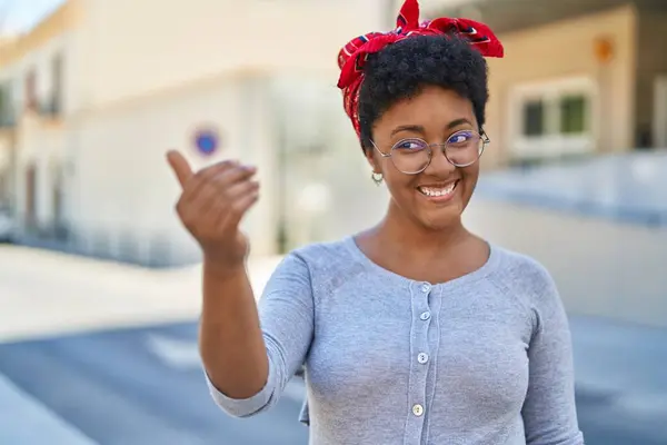 Afro Amerikaanse Vrouw Glimlachen Zelfverzekerd Doen Komende Gebaar Met Hand — Stockfoto