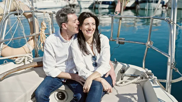 Hombre Mujer Mayores Pareja Abrazándose Entre Sentados Juntos Barco Barco —  Fotos de Stock