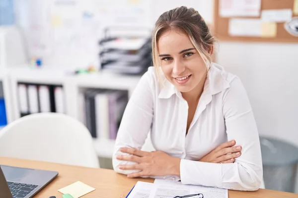 Genç Sarışın Kadını Gülümseyen Kendine Güvenen Kollarını Kavuşturup Ofiste Oturan — Stok fotoğraf