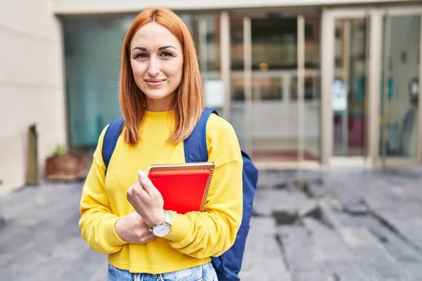 Junge Kaukasische Studentin Lächelt Selbstbewusst Und Hält Bücher Der Universität — Stockfoto
