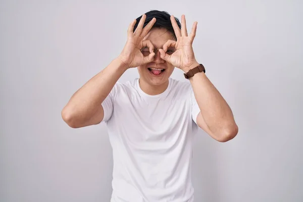 Jeune Homme Asiatique Debout Sur Fond Blanc Faisant Geste Correct — Photo