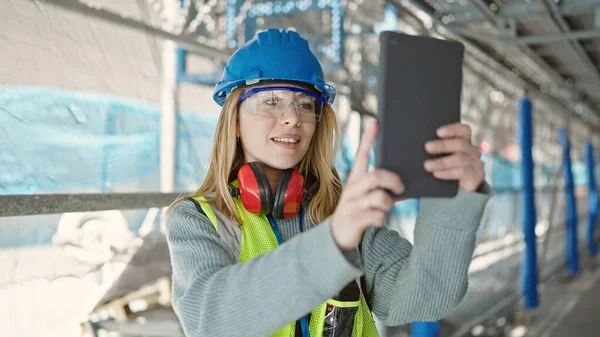 Junge Blonde Bauarbeiterin Lächelt Selbstbewusst Mit Touchpad Auf Der Straße — Stockfoto