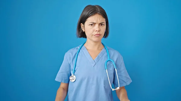 Young Beautiful Hispanic Woman Doctor Standing Serious Expression Isolated Blue — Stock Photo, Image