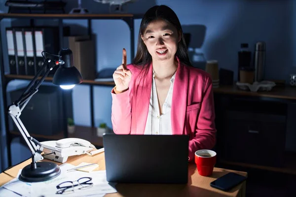 Čínská Mladá Žena Pracující Kanceláři Noci Ukazující Ukazující Prstem Číslo — Stock fotografie