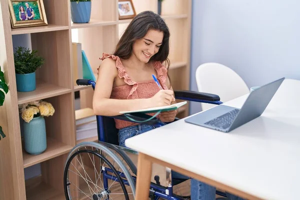 Молодая Латиноамериканка Сидящая Инвалидной Коляске Учится Дома — стоковое фото