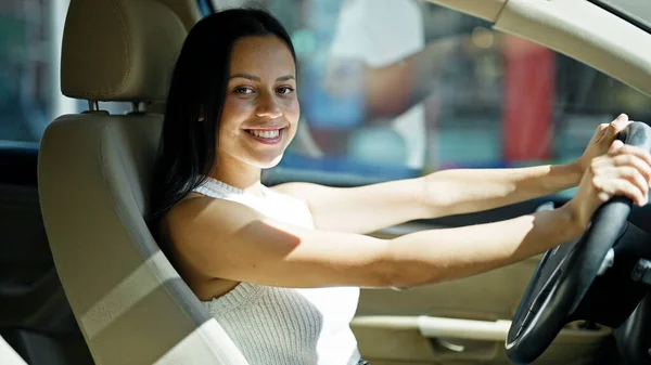 Jovem Bela Mulher Hispânica Sorrindo Carro Condução Confiante Rua — Fotografia de Stock